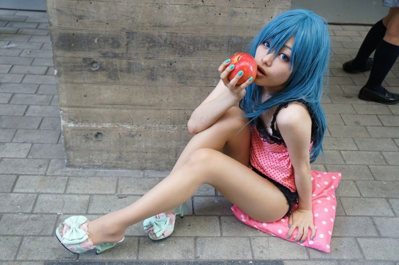 Illustration for article titled Japanese Cosplayers Turn Up the Summer Heat